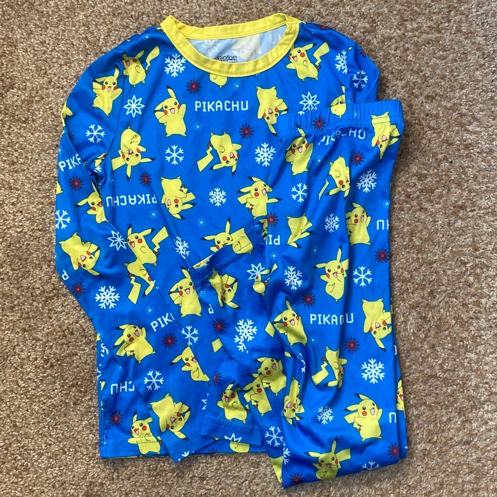 Cuddl Duds warm baselayers long sleeve crew & pant. Pokémon / Pikachu. Small